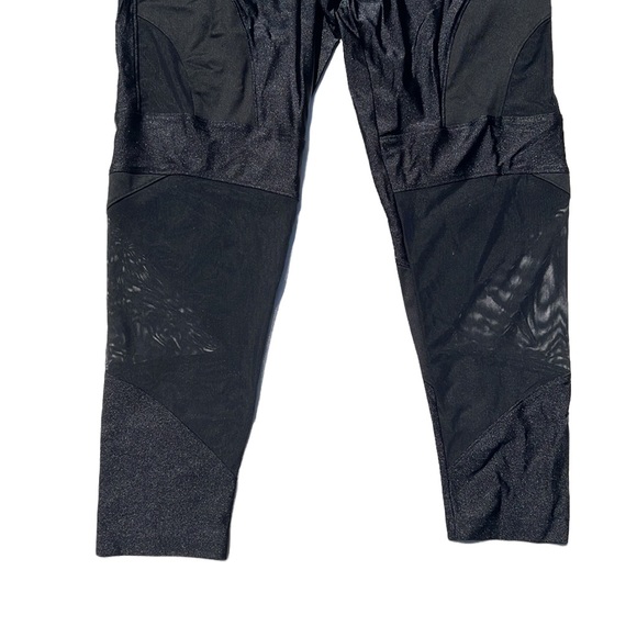 PINK Victoria's Secret Black Ultimate Yoga Mesh Capri Crop Legging Size Large - Picture 7 of 14